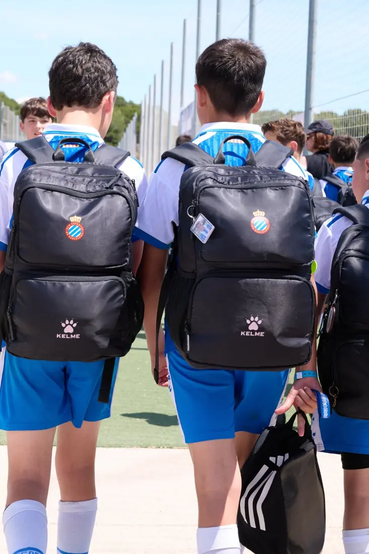 Compañeros caminando juntos con sus mochilas