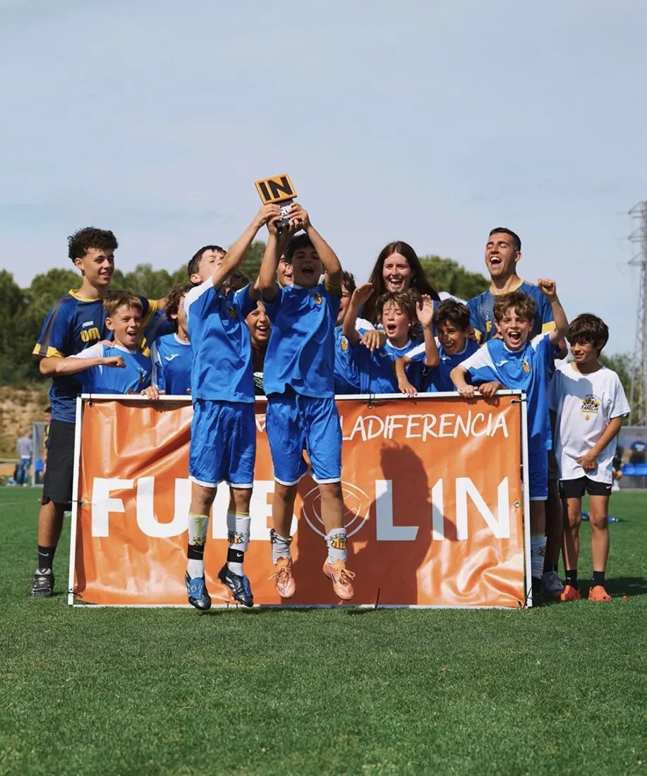 Equipo celebrando el título en Futbol IN